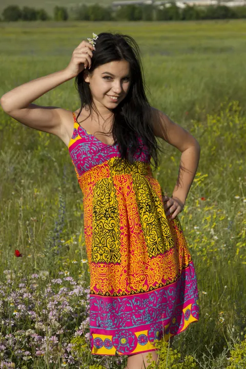 Woman in a Dress Shows Her Shaved Pussy Outdoors – photo 1 of 21