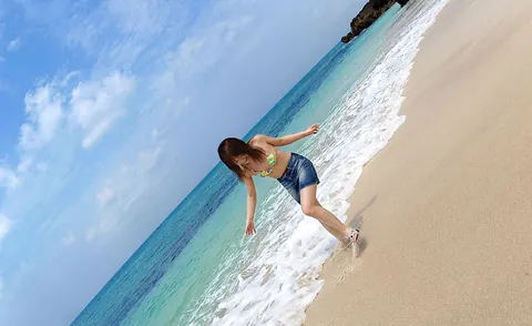 Chikaho Ito: Japanese Brunette Spreads Her Legs in a Bikini on the Beach – photo 3 of 16