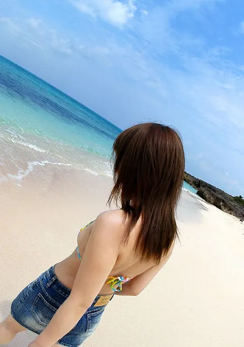 Chikaho Ito: Japanese Brunette Spreads Her Legs in a Bikini on the Beach – photo 2 of 16