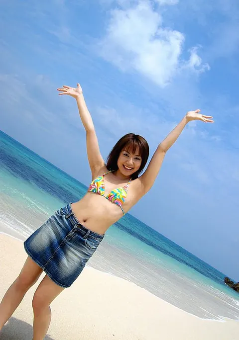 Chikaho Ito: Japanese Brunette Spreads Her Legs in a Bikini on the Beach – photo 1 of 16