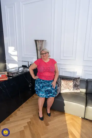 Mature BBW Flashes Her Panties in the Kitchen