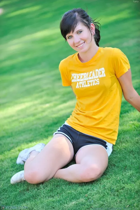 Woman in Shorts Fists Herself and Rides a Cone Dildo Outdoors – photo 2 of 21