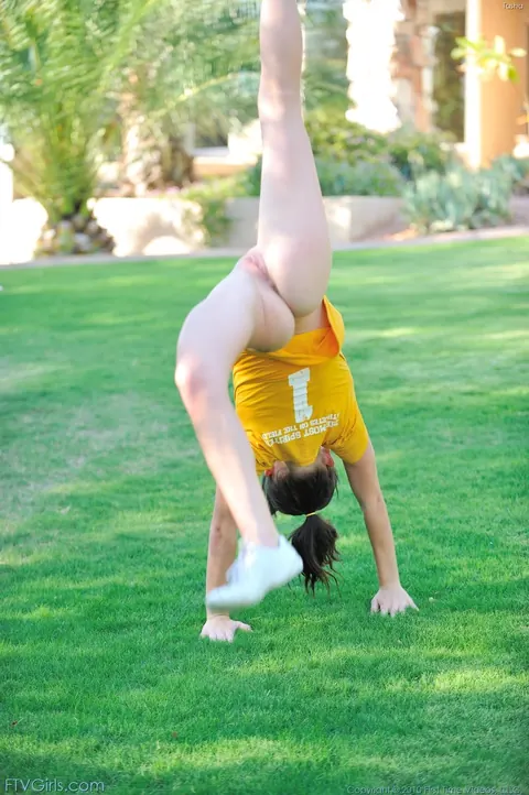 Woman in Shorts Fists Herself and Rides a Cone Dildo Outdoors – photo 11 of 21