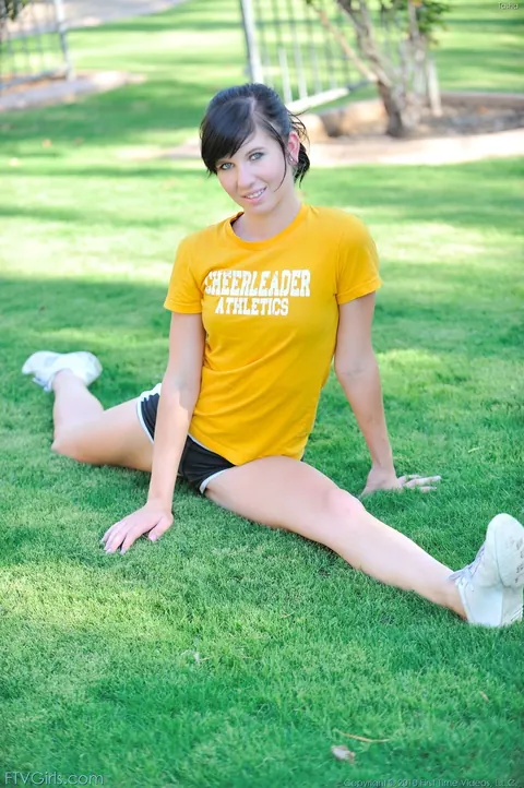 Woman in Shorts Fists Herself and Rides a Cone Dildo Outdoors – photo 4 of 21