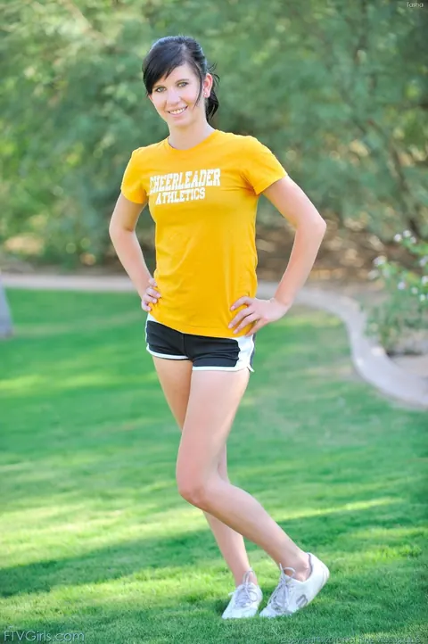 Woman in Shorts Fists Herself and Rides a Cone Dildo Outdoors – photo 1 of 21