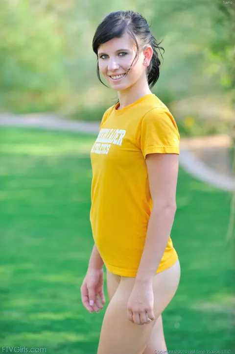 Woman in Shorts Fists Herself and Rides a Cone Dildo Outdoors – photo 9 of 21