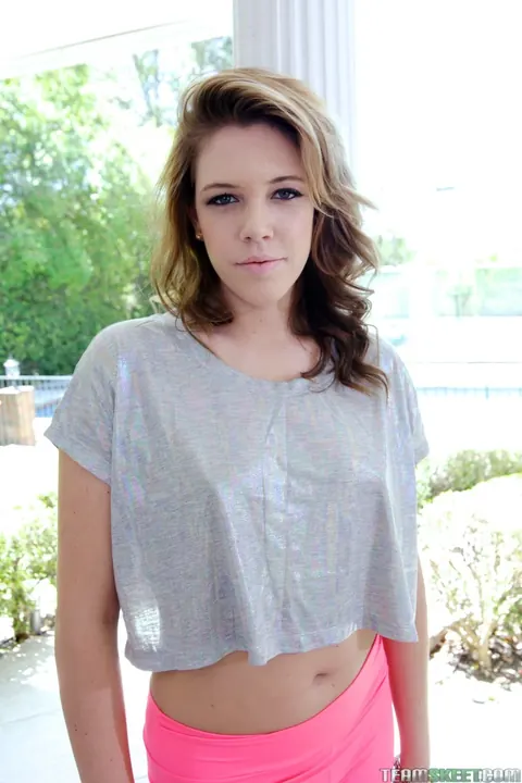 Summer Lace: Thick Blonde Lowers Spandex Pants and Spreads Outdoors – photo 4 of 17