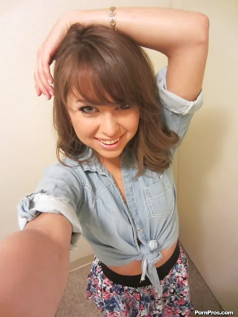 Riley Reid: Brunette in Lingerie Takes Mirror Selfies Spreading Her Pussy – photo 1 of 16