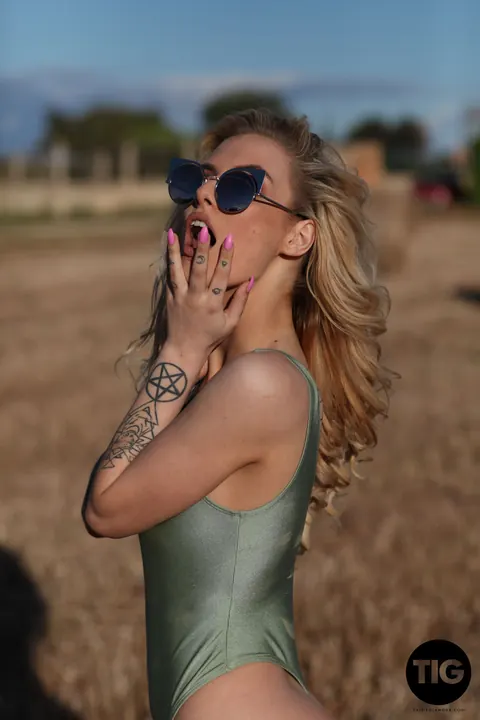 Saskia Valentine: British Blonde PAWG Poses Nude Outdoors Showing Her Tattoos – photo 3 of 21