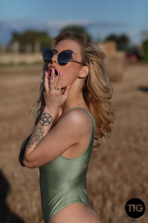 Saskia Valentine: British Blonde PAWG Poses Nude Outdoors Showing Her Tattoos – photo 4 of 21