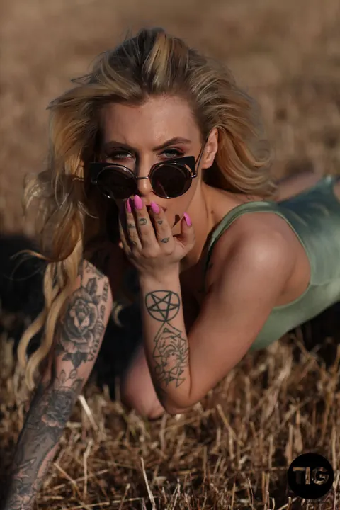 Saskia Valentine: British Blonde PAWG Poses Nude Outdoors Showing Her Tattoos – photo 7 of 21