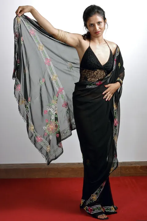 Slim Indian Brunette Removes Her Sari for Black Lingerie – photo 2 of 15