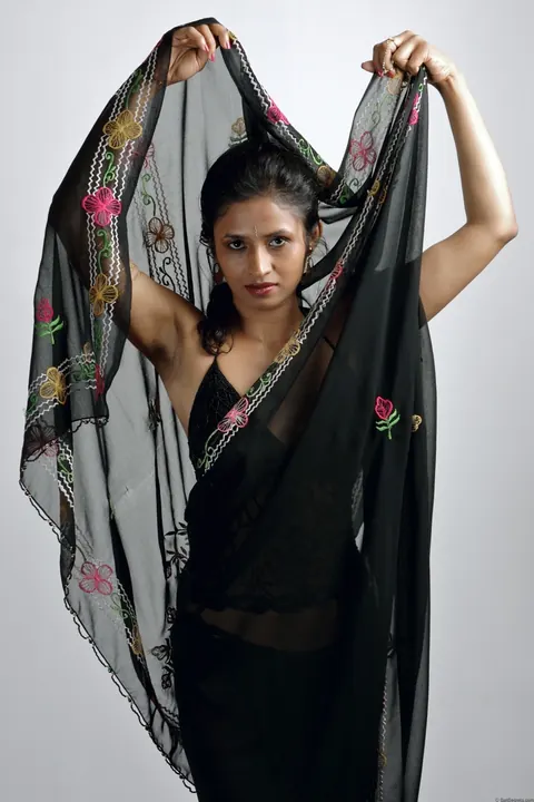 Slim Indian Brunette Removes Her Sari for Black Lingerie – photo 4 of 15