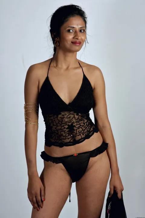 Slim Indian Brunette Removes Her Sari for Black Lingerie – photo 14 of 15