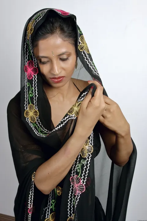 Slim Indian Brunette Removes Her Sari for Black Lingerie – photo 5 of 15