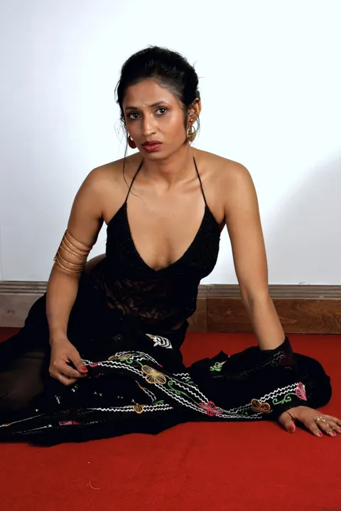Slim Indian Brunette Removes Her Sari for Black Lingerie – photo 11 of 15
