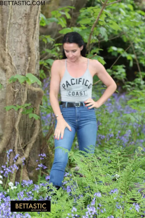 Brunette MILF Poses in Jeans Outdoors – photo 9 of 15