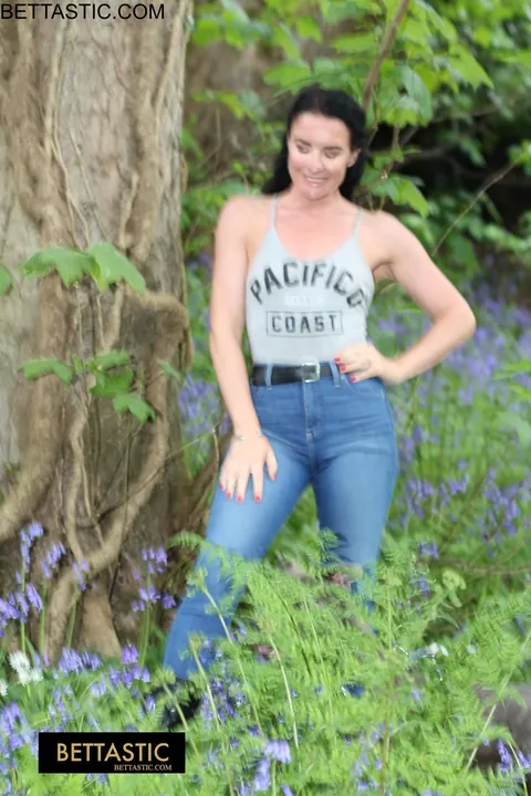 Brunette MILF Poses in Jeans Outdoors – photo 13 of 15