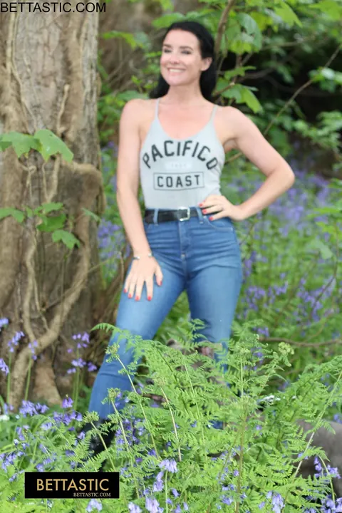 Brunette MILF Poses in Jeans Outdoors – photo 14 of 15