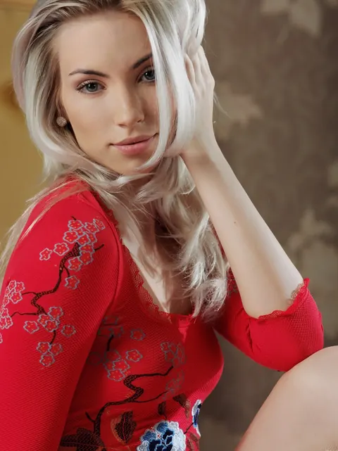 Blonde Strips Out of Her Bodysuit – photo 2 of 21