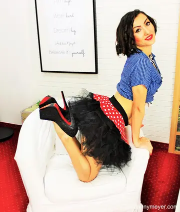 Daphny Meyer – MILF in a Skirt and Heels Poses and Blows a Kiss