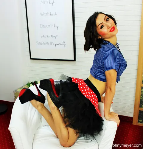 Daphny Meyer: MILF in a Skirt and Heels Poses and Blows a Kiss – photo 4 of 17