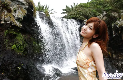 An Nanba: Thick Japanese Redhead Strips Out of Her Skirt Outdoors – photo 4 of 16