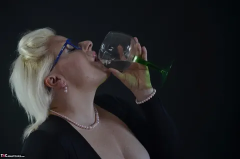 Mollie Foxxx: Thick British MILF in Glasses Poses Nude – photo 7 of 16