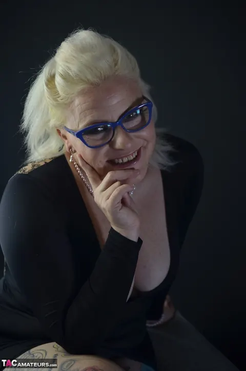 Mollie Foxxx: Thick British MILF in Glasses Poses Nude – photo 4 of 16