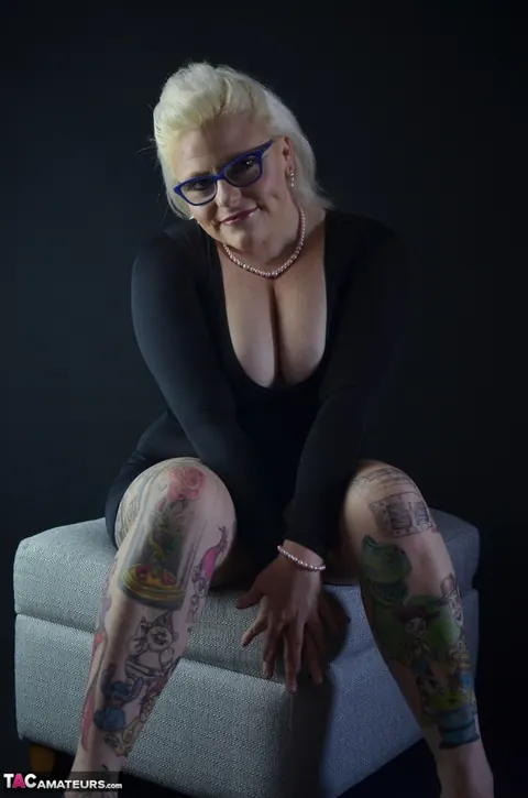 Mollie Foxxx: Thick British MILF in Glasses Poses Nude – photo 3 of 16