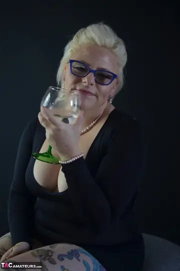Mollie Foxxx – Thick British MILF in Glasses Poses Nude