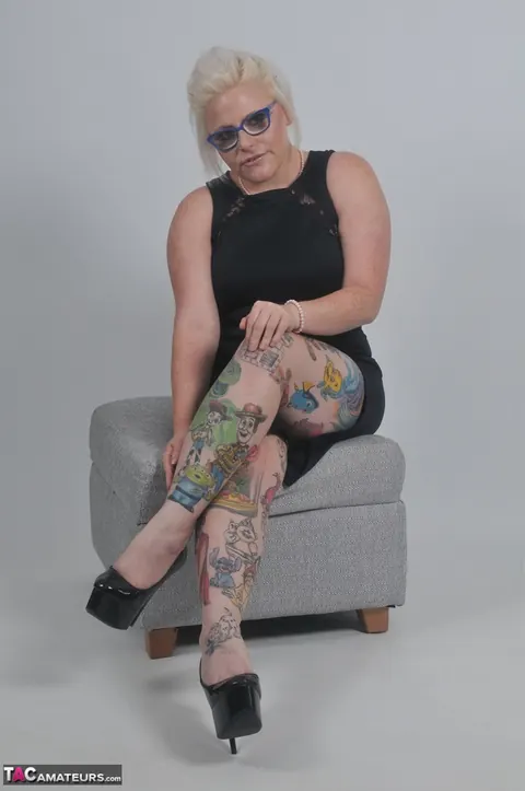 Mollie Foxxx: Thick British MILF in Glasses Poses Nude – photo 12 of 16