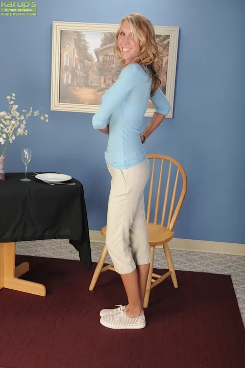 Brynn Hunter: Tall Blonde MILF in Lingerie Spreads Her Legs and Shows Her Feet – photo 1 of 16