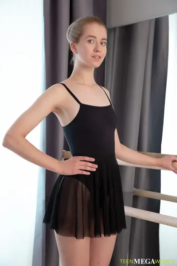 Clockwork Viktoria – Tall Russian Blonde Takes a Creampie in Her Panties