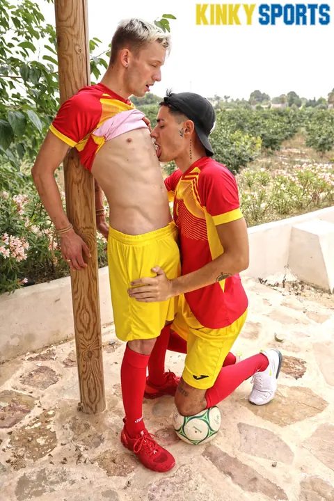 Two Men Suck and Stroke Outdoors – photo 6 of 15