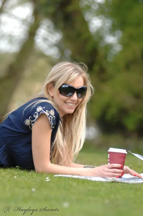 Hayley Marie Coppin: British Blonde MILF Lifts Her Skirt Outdoors in a Public Park – photo 3 of 12