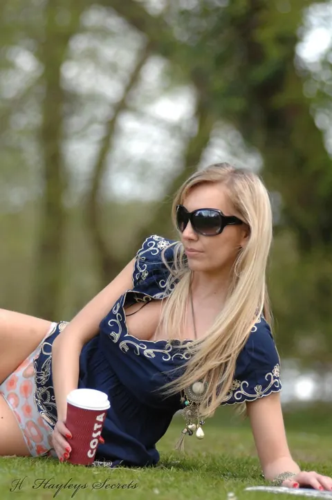 Hayley Marie Coppin: British Blonde MILF Lifts Her Skirt Outdoors in a Public Park – photo 4 of 12