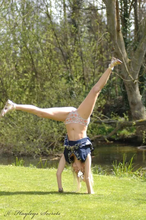 Hayley Marie Coppin: British Blonde MILF Lifts Her Skirt Outdoors in a Public Park – photo 9 of 12