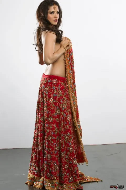 Sunny Leone: Indian Brunette in a Skirt Shows Off Her Big Tits – photo 4 of 16