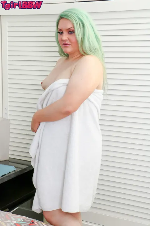 Curvy Trans Woman Undresses to Flaunt Her Big Ass – photo 10 of 16