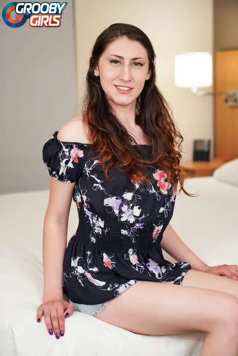 Trans Woman Strips Off Her Top and Poses to Show Her Figure – photo 1 of 16