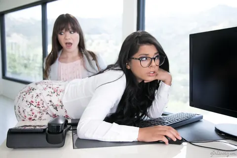 Alison Rey: Brunette Latina Lesbians Lick and Finger in the Office – photo 2 of 15