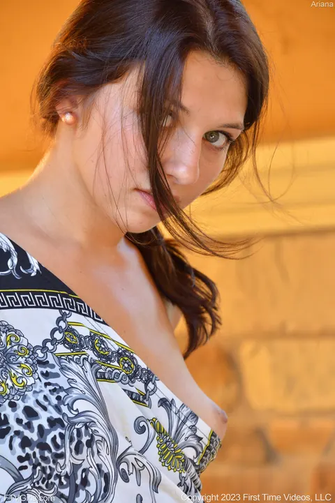 Woman Fists Herself and Masturbates in Public – photo 12 of 21