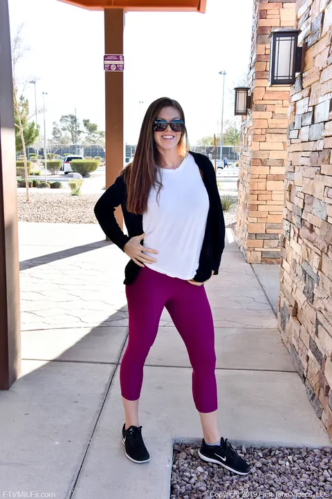 Ivy Secret: Tall MILF Reveals Her Big Tits Outdoors in Yoga Pants – photo 17 of 20