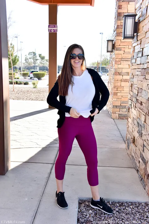 Ivy Secret: Tall MILF Reveals Her Big Tits Outdoors in Yoga Pants – photo 18 of 20