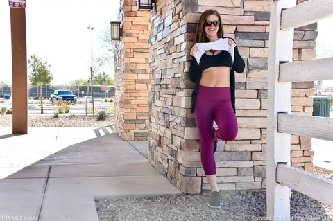 Ivy Secret: Tall MILF Reveals Her Big Tits Outdoors in Yoga Pants – photo 11 of 20