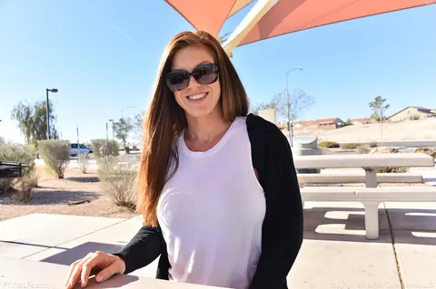 Ivy Secret: Tall MILF Reveals Her Big Tits Outdoors in Yoga Pants – photo 1 of 20