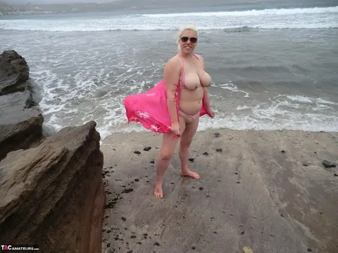 Mature Curvy Blonde Flashes Her Bikini Body at the Beach – photo 15 of 16
