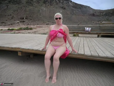 Mature Curvy Blonde Flashes Her Bikini Body at the Beach – photo 1 of 16
