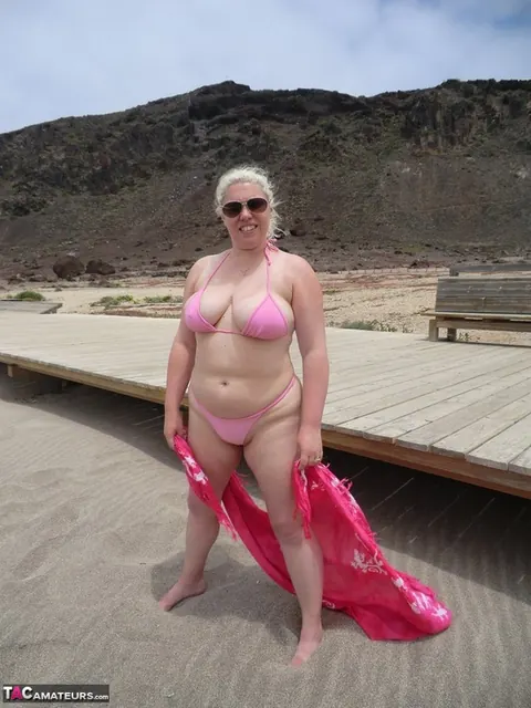 Mature Curvy Blonde Flashes Her Bikini Body at the Beach – photo 3 of 16